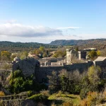 au-coeur-du-larzac-ce-petit-village-fortifie-fait-partie-des-plus-beaux-de-france-decouvrez-lhistoire-de-ce-lieu-unique