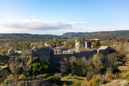 au-coeur-du-larzac-ce-petit-village-fortifie-fait-partie-des-plus-beaux-de-france-decouvrez-lhistoire-de-ce-lieu-unique