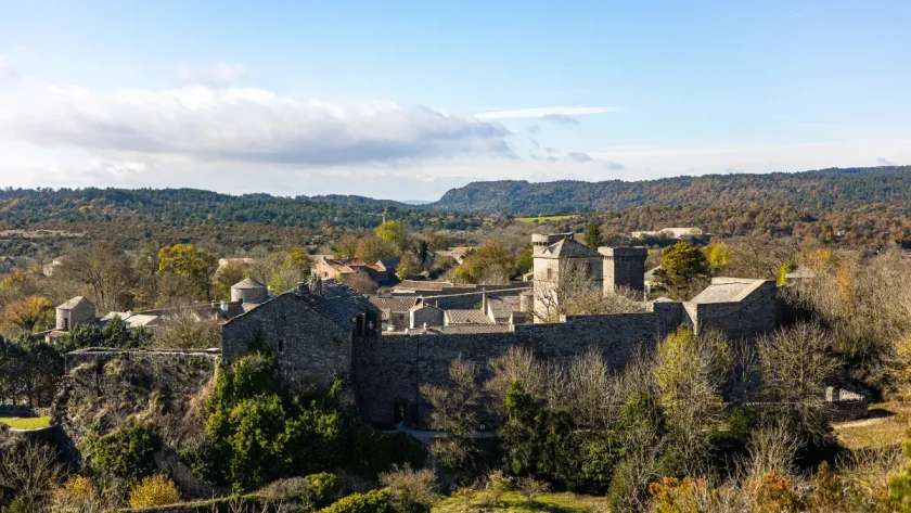 au-coeur-du-larzac-ce-petit-village-fortifie-fait-partie-des-plus-beaux-de-france-decouvrez-lhistoire-de-ce-lieu-unique