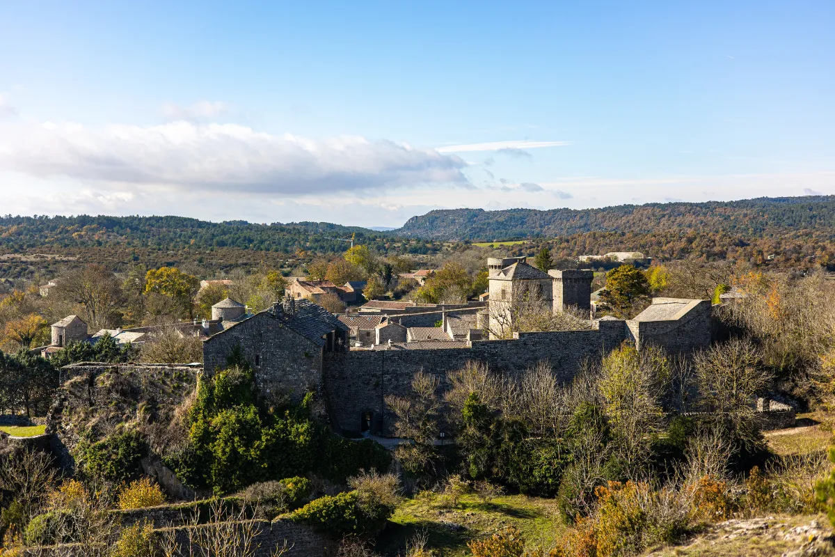 Au coeur du Larzac, ce petit village fortifié fait partie des plus beaux de France : découvrez l&rsquo;histoire de ce lieu unique