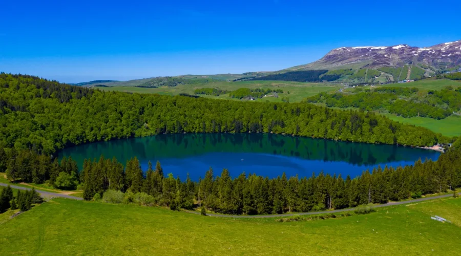 au-coeur-dun-volcan-en-auvergne-ce-lac-en-altitude-est-une-veritable-merveille-voici-ou-decouvrir-ce-bijou-naturel