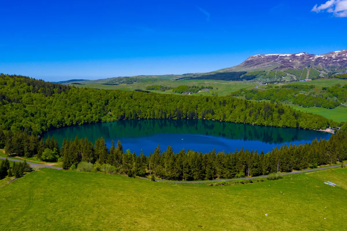 Au coeur d&rsquo;un volcan en Auvergne, ce lac en altitude est une véritable merveille : voici où découvrir ce bijou naturel