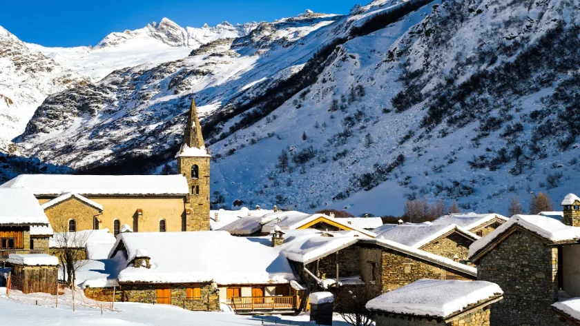 avec-larrivee-de-la-neige-ce-village-de-savoie-offre-des-paysages-incroyables-decouvrez-un-lieu-qui-vaut-le-detour