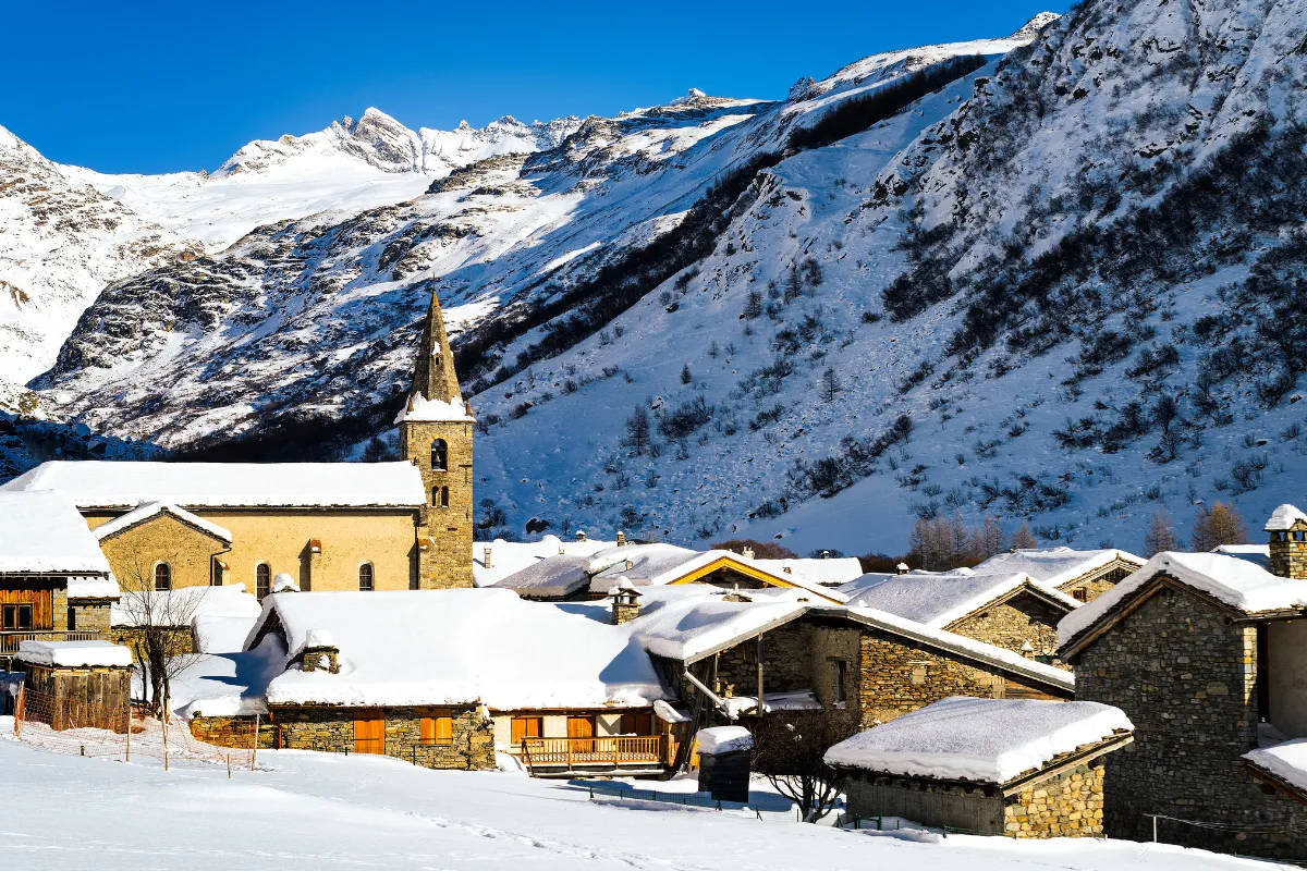 Avec l&rsquo;arrivée de la neige, ce village de Savoie offre des paysages incroyables : découvrez un lieu qui vaut le détour