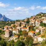 avec-sa-vue-imprenable-sur-les-montagnes-ce-village-corse-est-lun-des-plus-beaux-de-lile-voici-lequel