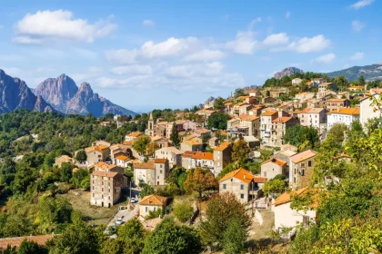 avec-sa-vue-imprenable-sur-les-montagnes-ce-village-corse-est-lun-des-plus-beaux-de-lile-voici-lequel