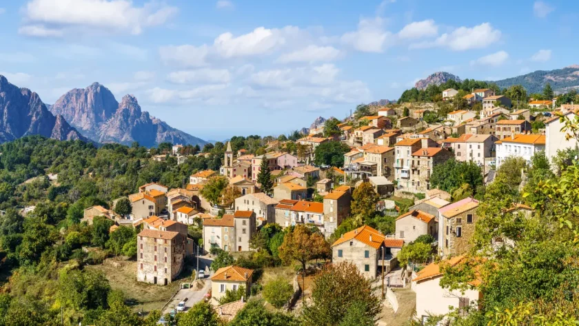 avec-sa-vue-imprenable-sur-les-montagnes-ce-village-corse-est-lun-des-plus-beaux-de-lile-voici-lequel
