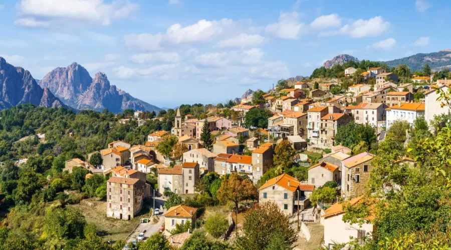 avec-sa-vue-imprenable-sur-les-montagnes-ce-village-corse-est-lun-des-plus-beaux-de-lile-voici-lequel