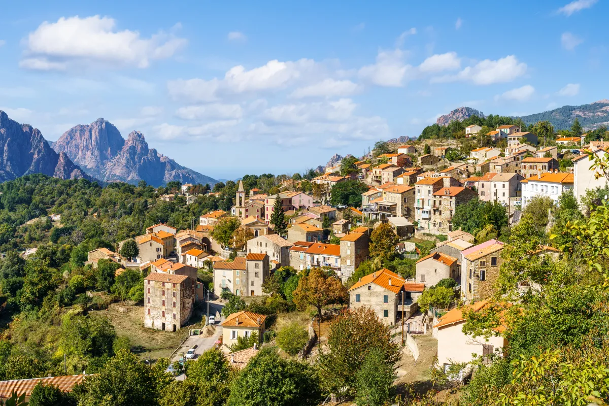 Avec sa vue imprenable sur les montagnes, ce village corse est l&rsquo;un des plus beaux de l&rsquo;île : voici lequel