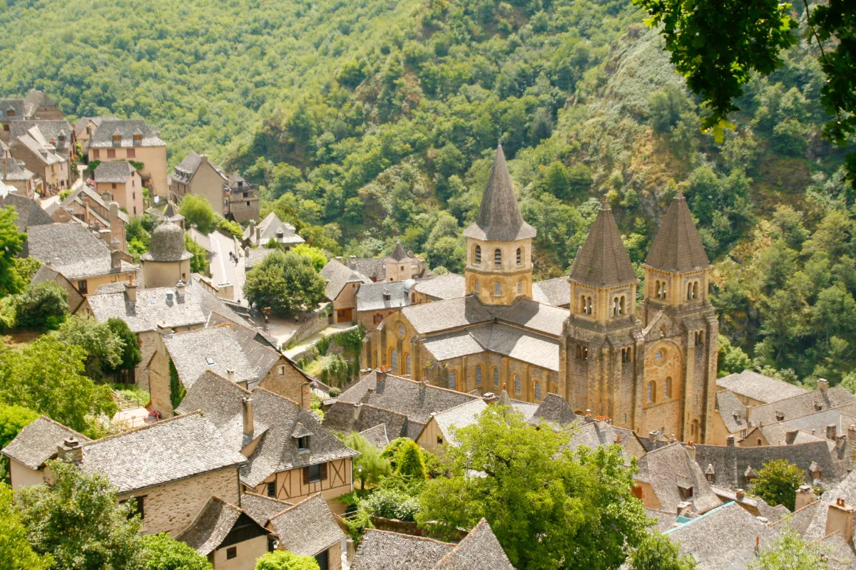 Caché au coeur de la nature dans l&rsquo;Aveyron, ce beau petit village offre un cadre incroyable pour des vacances reposantes