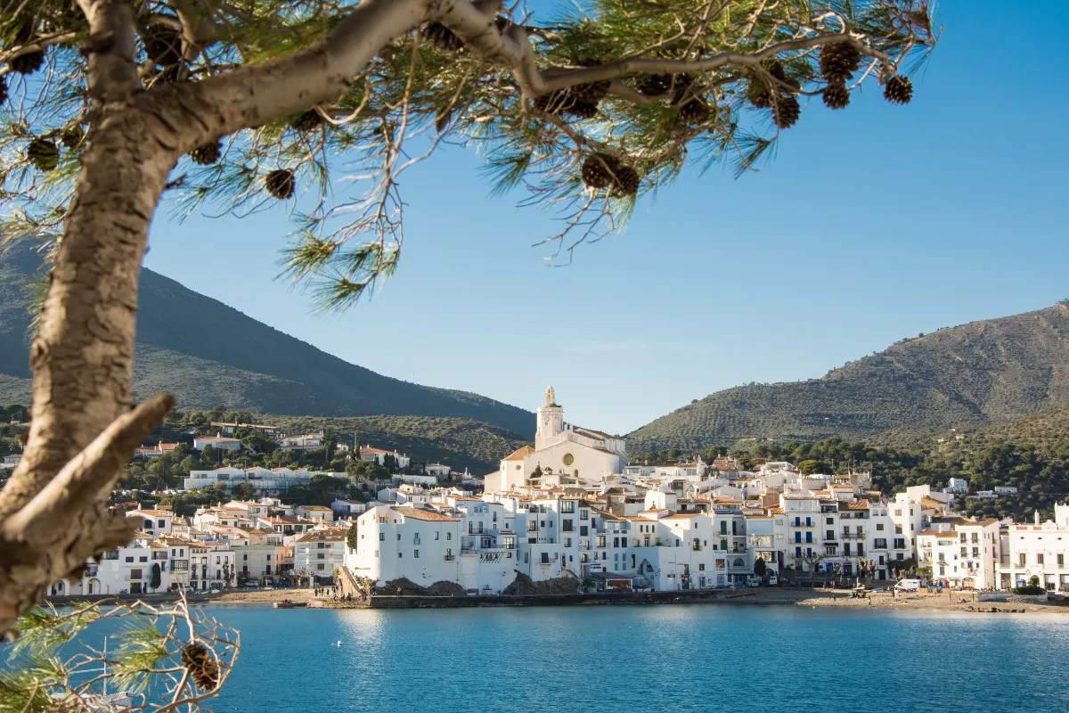 Cadaqués : Ce village blanc d&rsquo;Espagne qui inspire encore les artistes