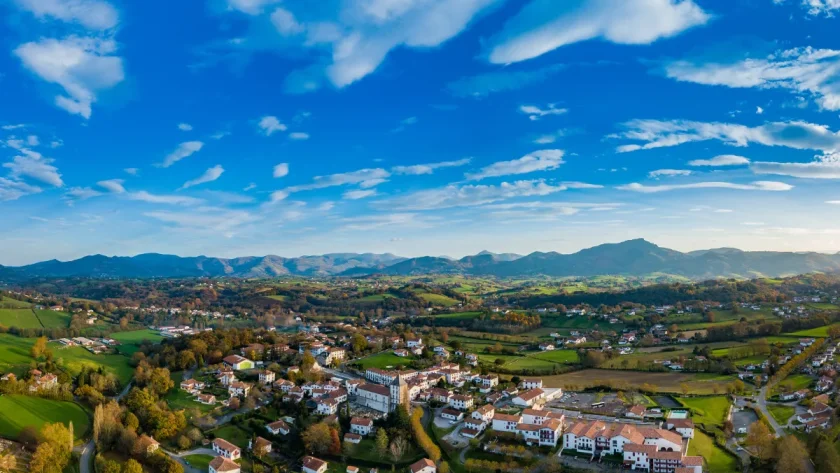 ce-joyau-du-pays-basque-niche-au-pied-des-montagnes-seduit-par-son-authenticite-et-son-calme-sare
