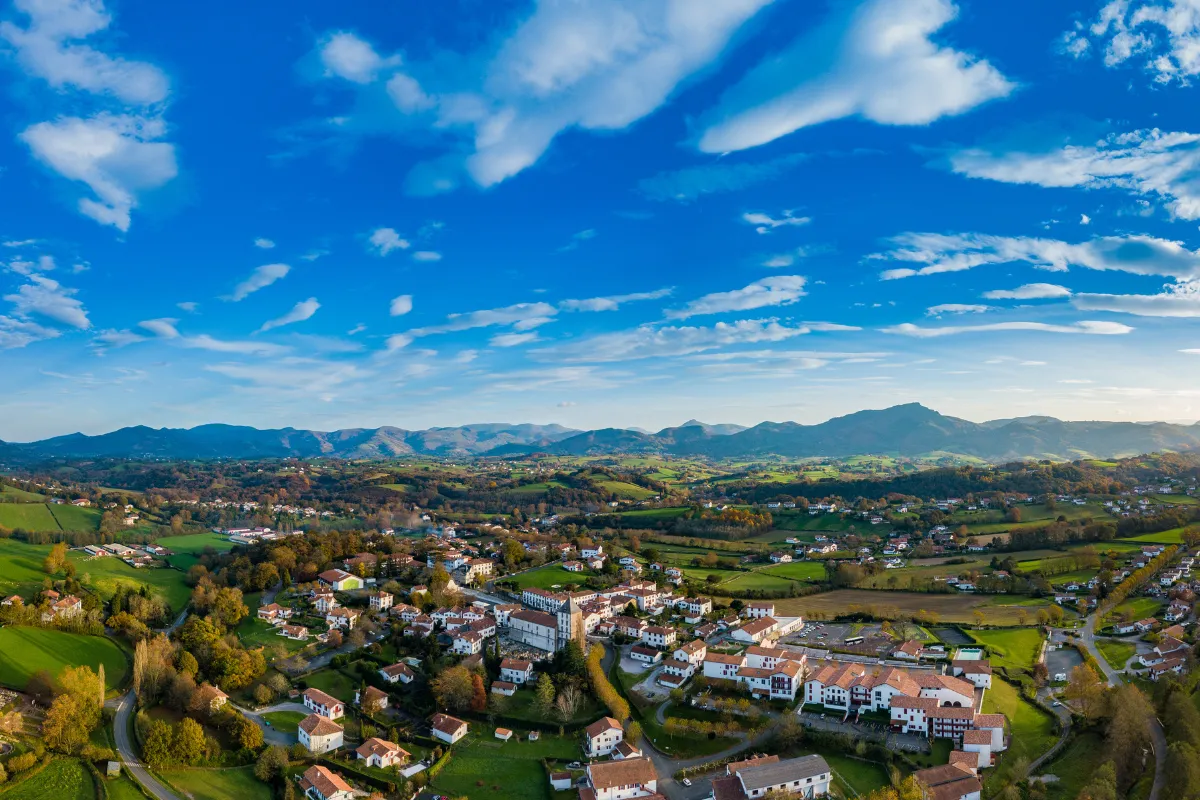 Ce village du Pays Basque au pied des montagnes est un véritable joyau à découvrir pour un séjour au calme