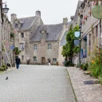 ce-petit-village-medieval-breton-donne-limpression-detre-fige-dans-le-temps-decouvrez-ce-joyau-parfaitement-conserve