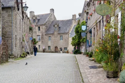 ce-petit-village-medieval-breton-donne-limpression-detre-fige-dans-le-temps-decouvrez-ce-joyau-parfaitement-conserve