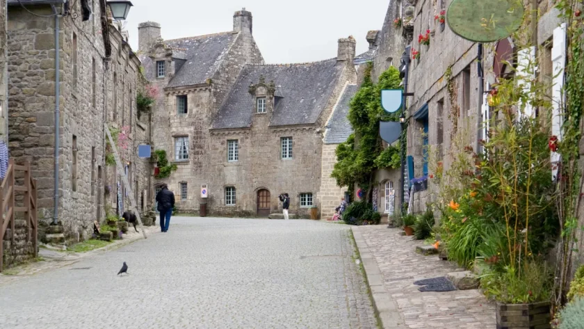 ce-petit-village-medieval-breton-donne-limpression-detre-fige-dans-le-temps-decouvrez-ce-joyau-parfaitement-conserve