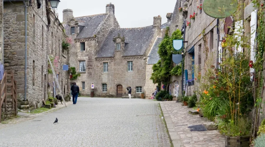 ce-petit-village-medieval-breton-donne-limpression-detre-fige-dans-le-temps-decouvrez-ce-joyau-parfaitement-conserve