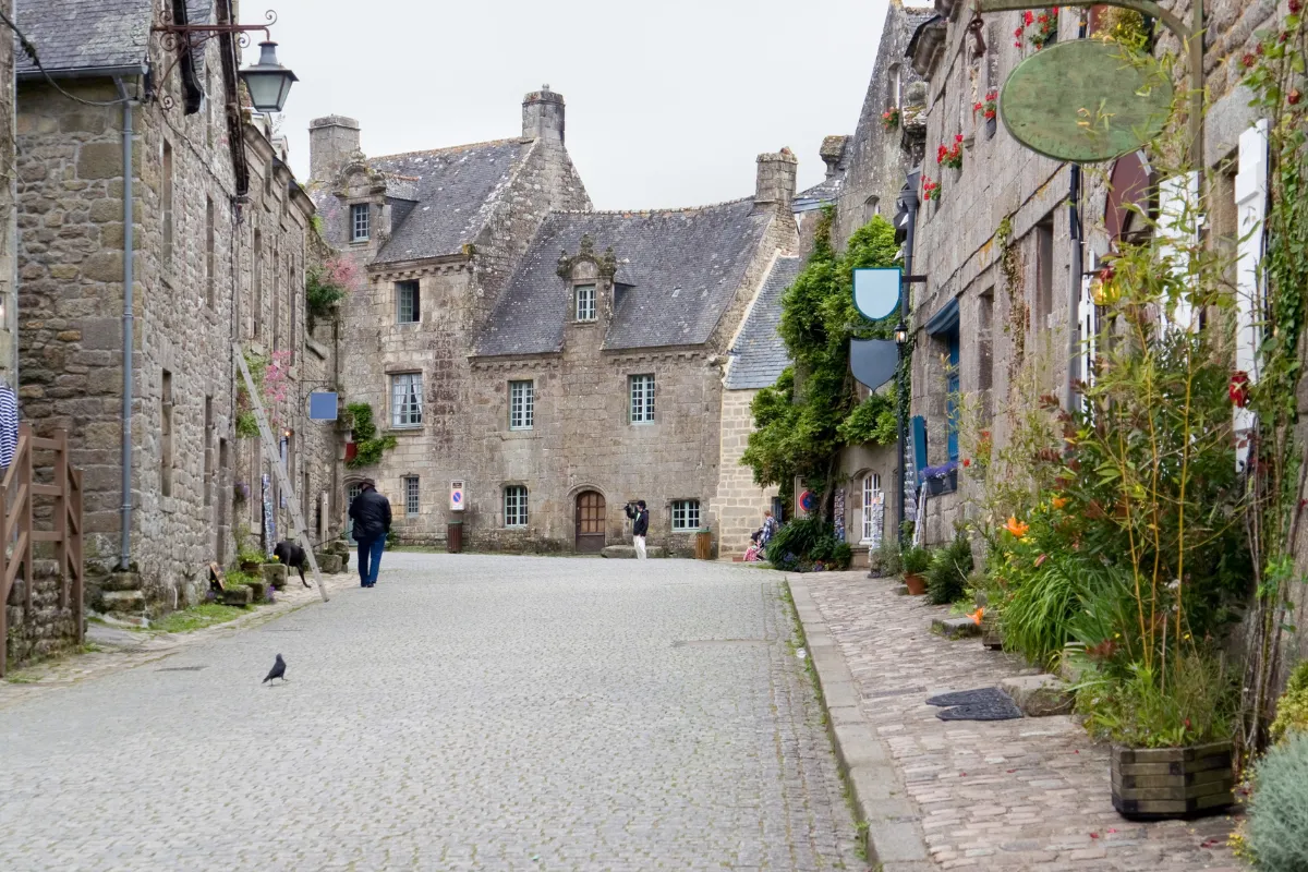 Ce petit village médiéval breton donne l&rsquo;impression d&rsquo;être figé dans le temps : découvrez ce joyau parfaitement conservé