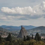 ces-7-villes-en-france-sont-a-cote-de-volcans-en-sommeil-decouvrez-ces-lieux-naturels-incroyables