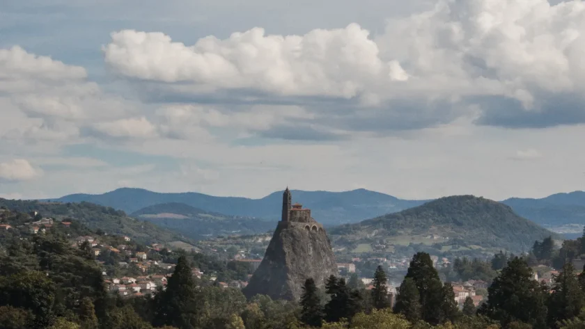 ces-7-villes-en-france-sont-a-cote-de-volcans-en-sommeil-decouvrez-ces-lieux-naturels-incroyables