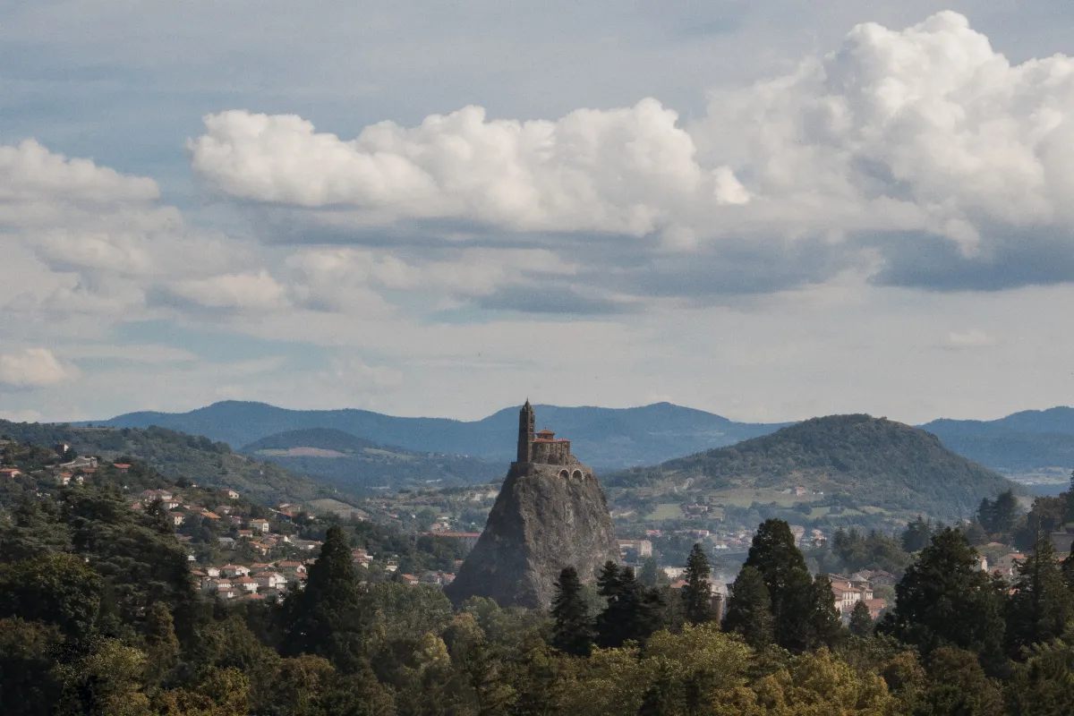 Ces 7 villes en France sont à côté de volcans en sommeil : découvrez ces lieux naturels incroyables