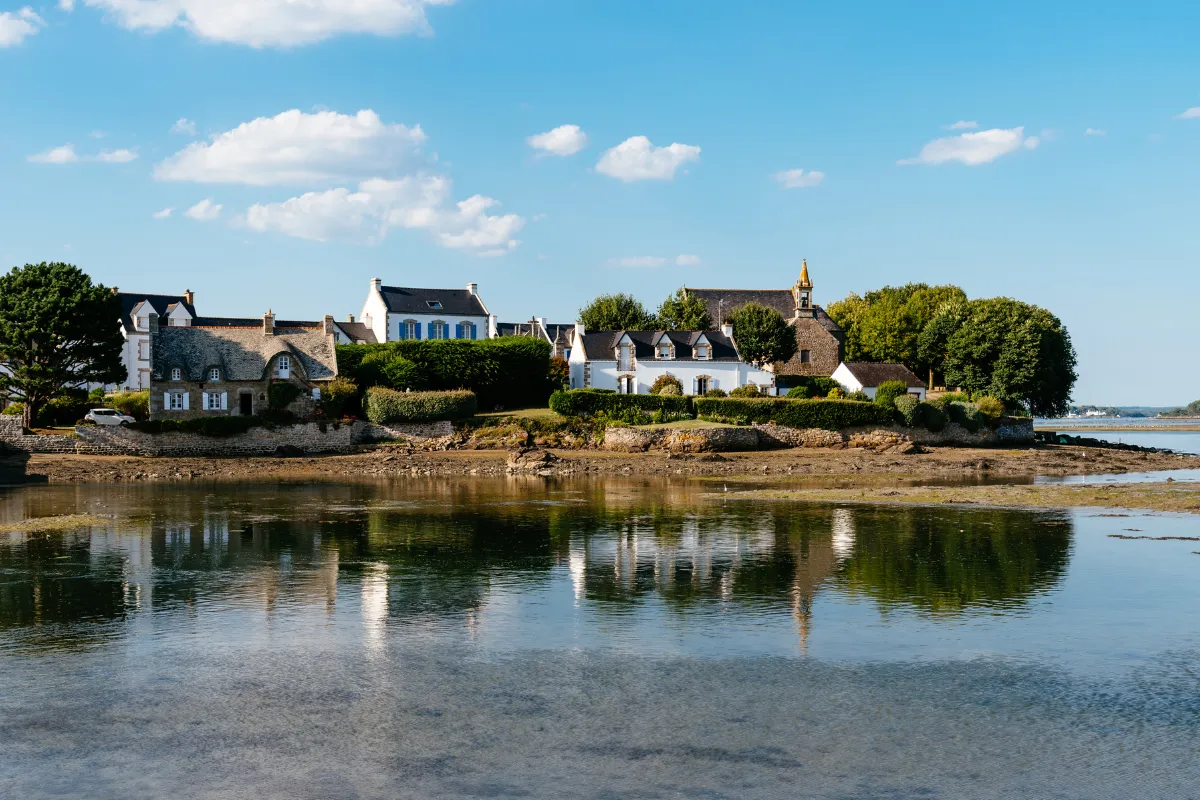 Cette commune du Morbihan au cœur de la Ria d’Étel est un véritable petit joyau à découvrir