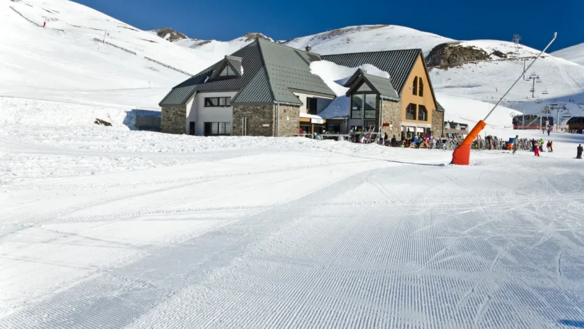 cette-station-de-ski-allie-charme-et-calme-a-la-perfection-decouvrez-ce-village-incroyable-dans-les-pyrenees