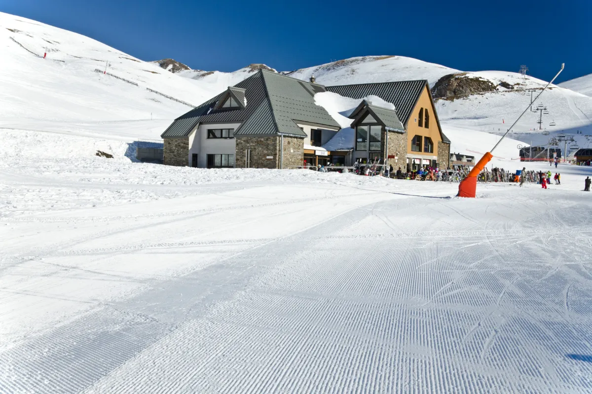 Cette station de ski allie charme et calme à la perfection : découvrez ce village incroyable dans les Pyrénées