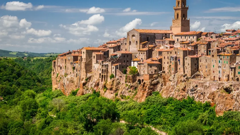 construit-au-bord-dune-falaise-ce-village-medieval-italien-est-un-lieu-qui-vaut-le-detour-voici-quel-est-ce-lieu-unique-de-toscane