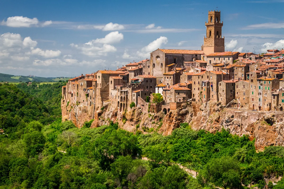 Construit au bord d&rsquo;une falaise, ce village médiéval italien est un lieu qui vaut le détour : voici quel est ce lieu unique de Toscane