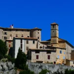 construite-a-flanc-de-montagne-cette-cite-medievale-vous-reserve-de-nombreuses-surprises-decouvrez-la-beaute-de-ce-lieu-unique