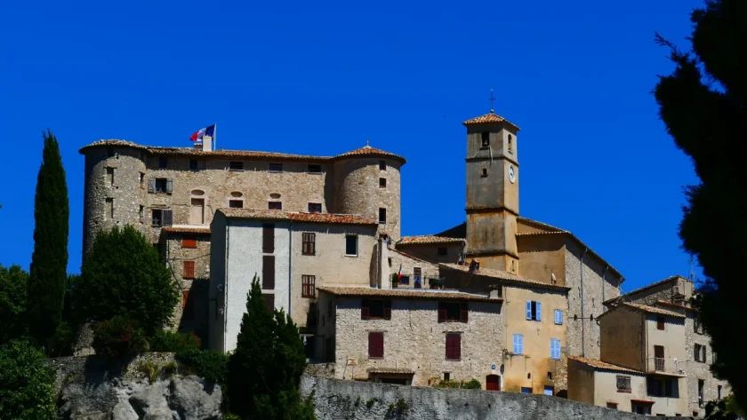 construite-a-flanc-de-montagne-cette-cite-medievale-vous-reserve-de-nombreuses-surprises-decouvrez-la-beaute-de-ce-lieu-unique