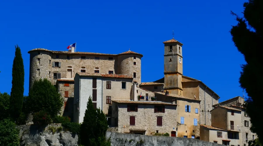construite-a-flanc-de-montagne-cette-cite-medievale-vous-reserve-de-nombreuses-surprises-decouvrez-la-beaute-de-ce-lieu-unique