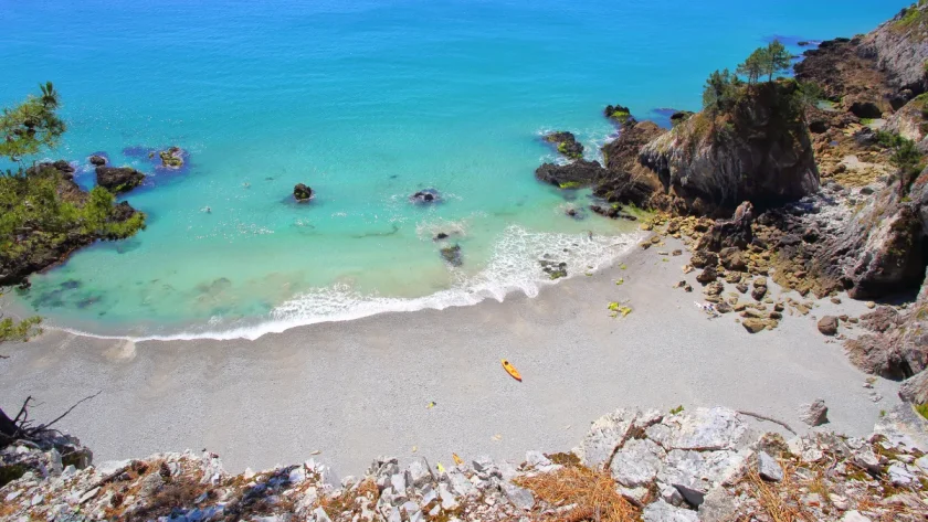 digne-des-plus-belles-plages-des-caraibes-decouvrez-toute-la-beaute-de-cette-plage-en-bretagne