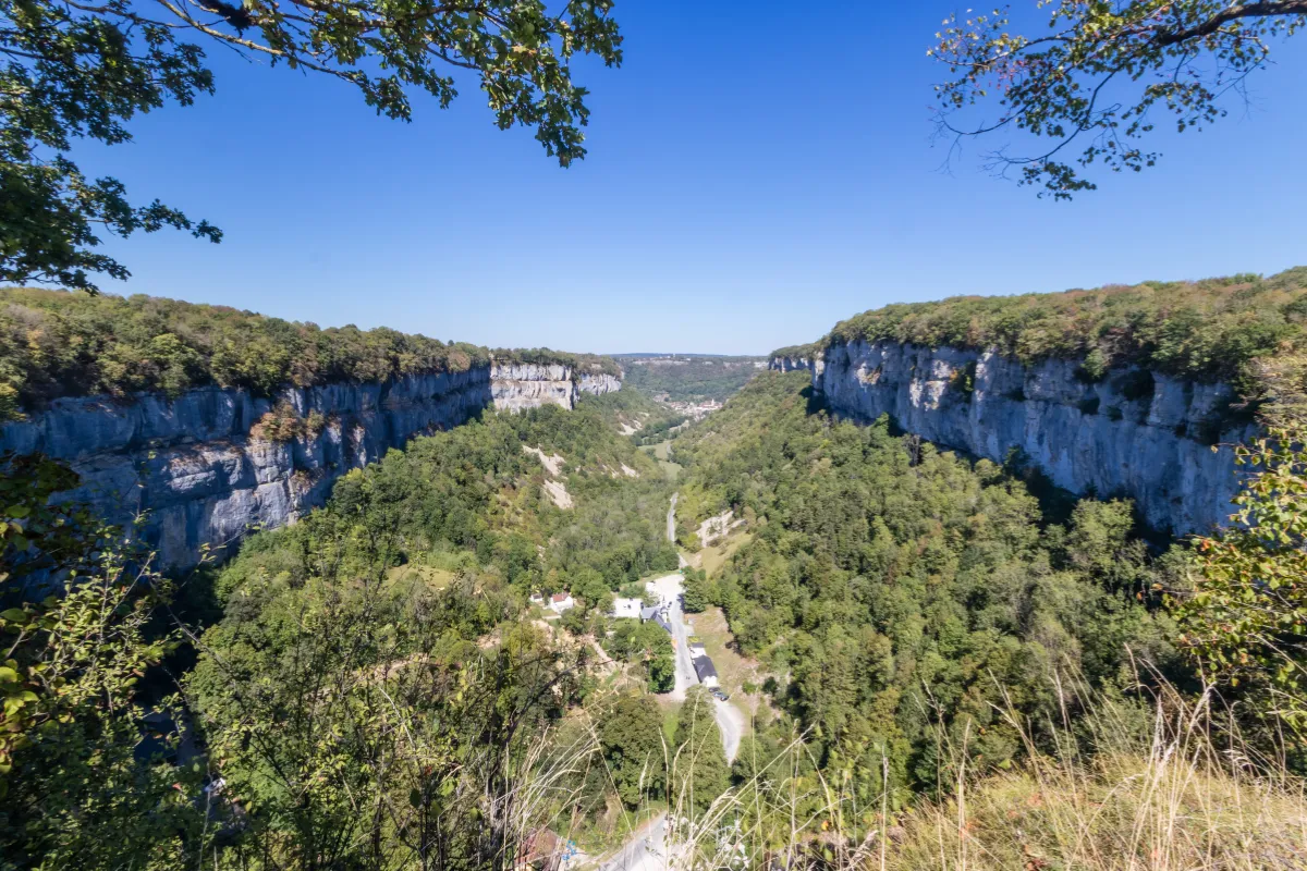 Entouré de collines, ce village dans le Jura est l&rsquo;un des plus beaux de France : découvrez cette petite perle cachée