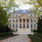 entoure-de-vignes-ce-chateau-au-coeur-du-medoc-est-un-lieu-incontournable-a-decouvrir-dans-la-region