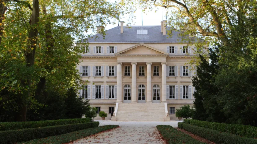 entoure-de-vignes-ce-chateau-au-coeur-du-medoc-est-un-lieu-incontournable-a-decouvrir-dans-la-region