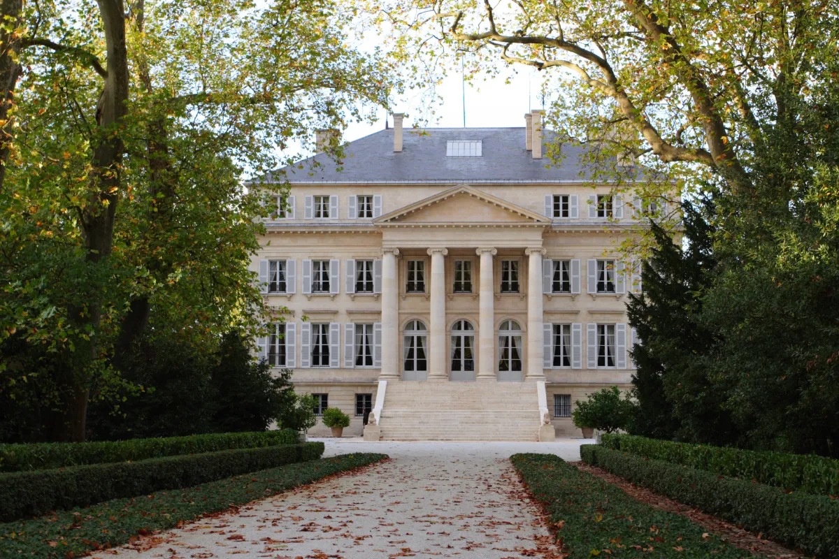 Entouré de vignes, ce château au cœur du Médoc est un lieu incontournable à découvrir dans la région