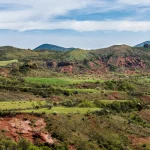 entoure-de-vignes-et-de-montagnes-ce-petit-village-de-lherault-vous-emerveillera-a-coup-sur-mons-la-trivalle