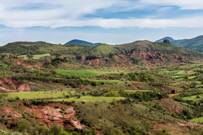 entoure-de-vignes-et-de-montagnes-ce-petit-village-de-lherault-vous-emerveillera-a-coup-sur-mons-la-trivalle