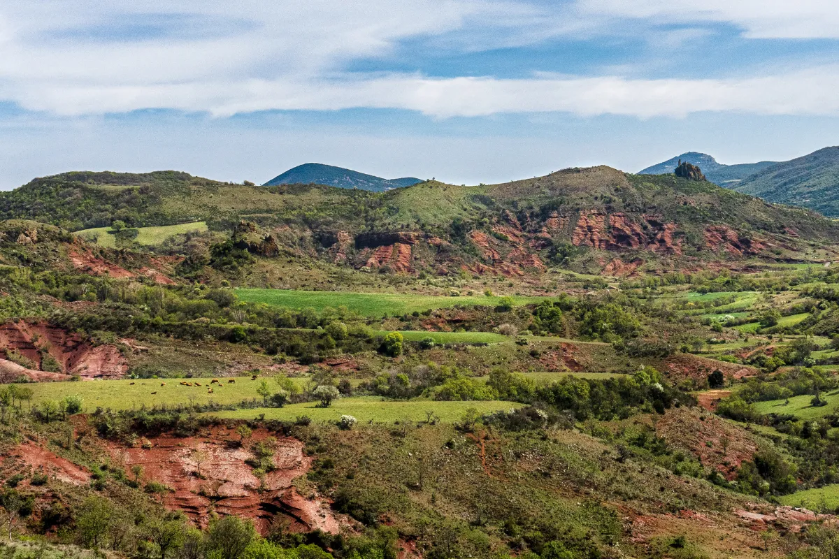 Au coeur de l&rsquo;Hérault, ce petit village entouré de vignes et de montagnes offre un cadre naturel d&rsquo;exception : voici lequel