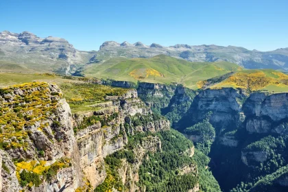 entre-lespagne-et-la-france-cette-montagne-classee-au-patrimoine-mondial-de-lunesco-est-un-veritable-joyau-naturel-a-decouvrir