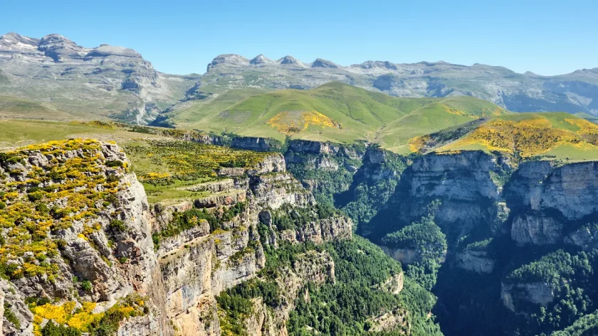 entre-lespagne-et-la-france-cette-montagne-classee-au-patrimoine-mondial-de-lunesco-est-un-veritable-joyau-naturel-a-decouvrir