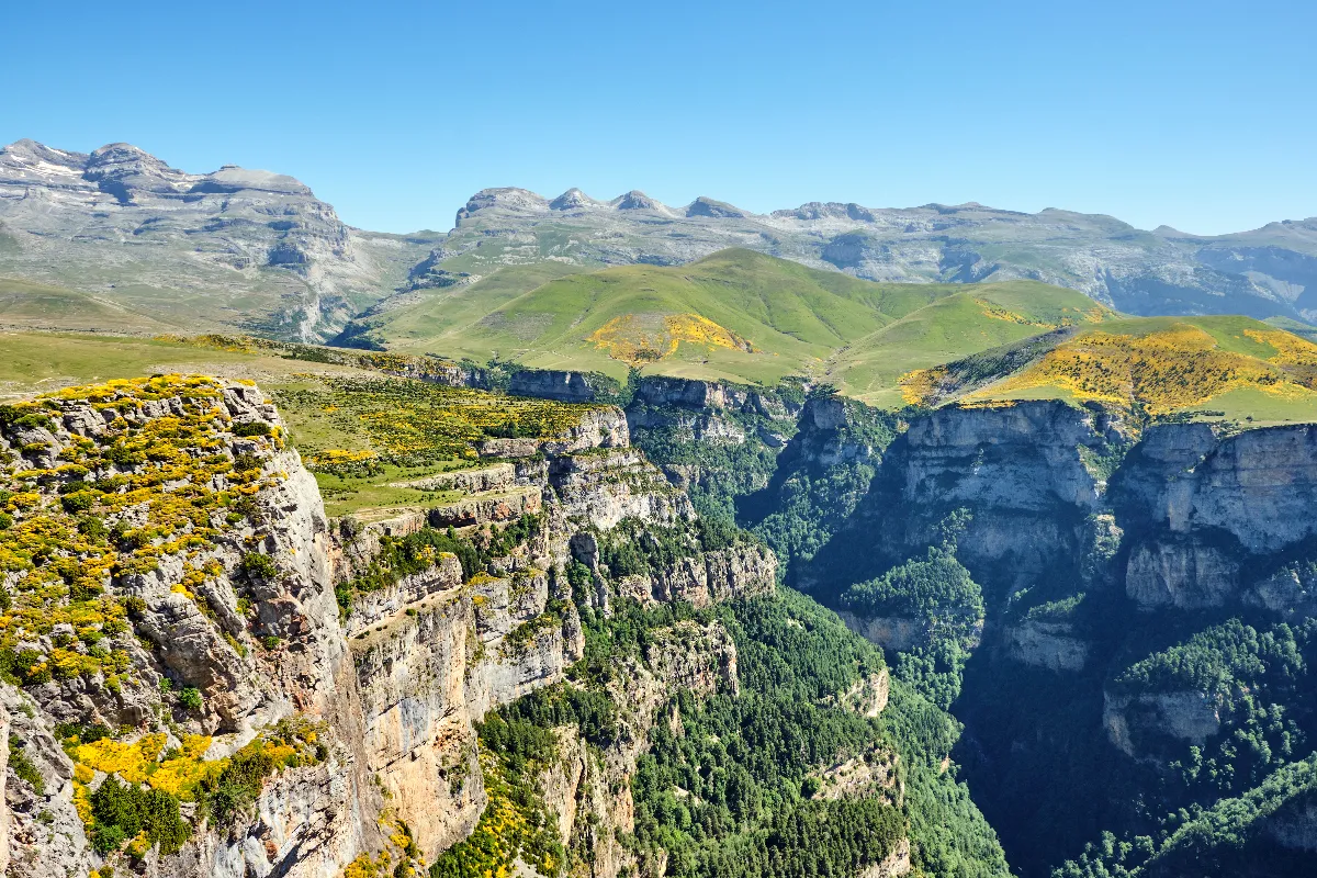 Entre l&rsquo;Espagne et la France, cette montagne classée au patrimoine mondial de l’Unesco est un véritable joyau naturel à découvrir