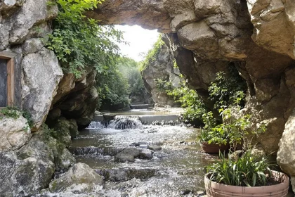 explorez-le-charme-ce-un-village-idyllique-entre-voies-vertes-et-sources-thermales-en-catalogne