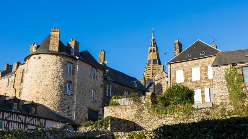 faites-un-voyage-au-moyen-age-en-decouvrant-cette-cite-medievale-encore-en-parfait-etat-au-coeur-de-la-normandie