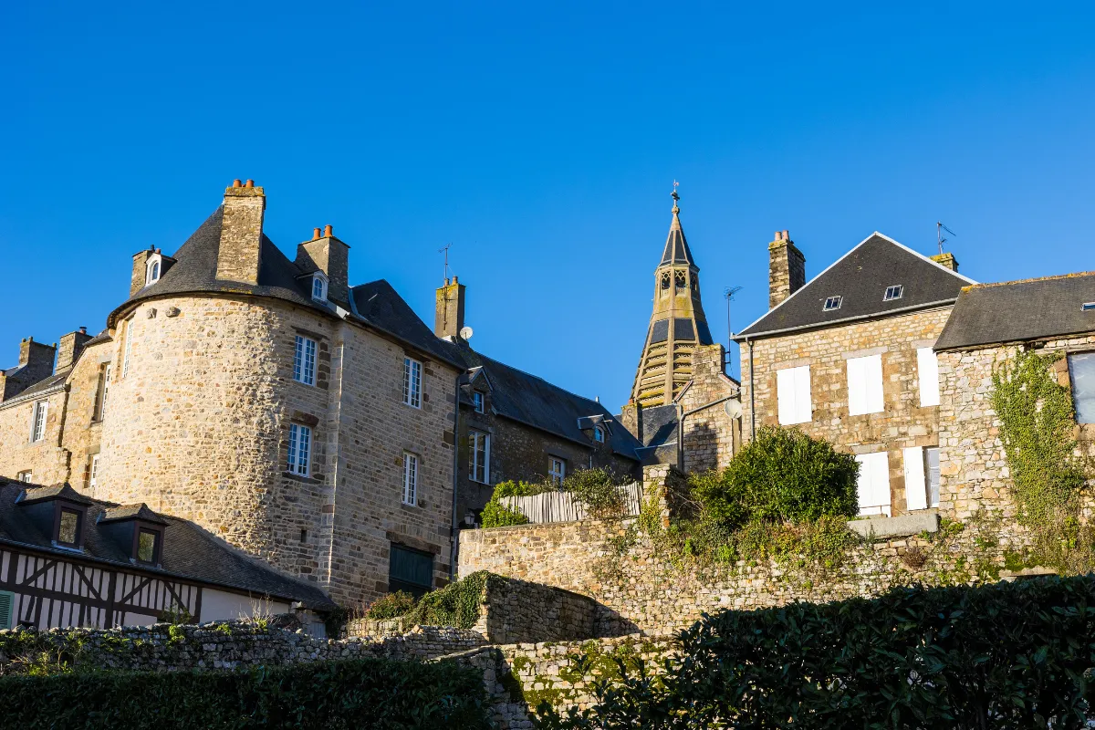 Faites un voyage au Moyen Âge, en découvrant cette cité médiévale encore en parfait état au coeur de la Normandie