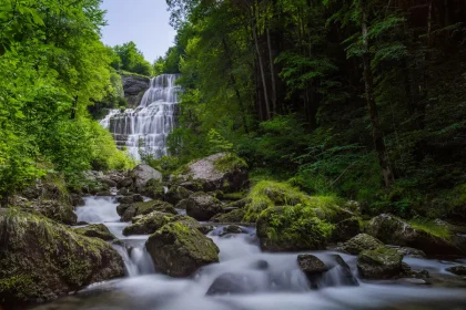lieu-naturel-emblematique-dans-le-jura-decouvrez-toute-la-beaute-de-ces-cascades-incroyables