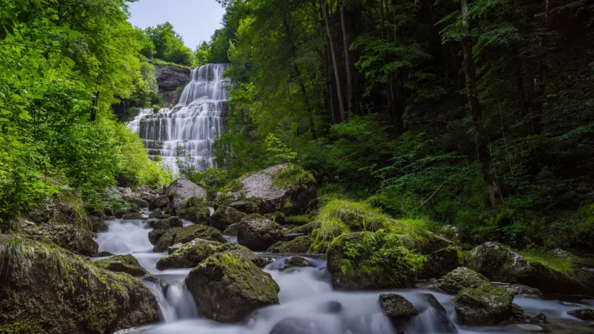 lieu-naturel-emblematique-dans-le-jura-decouvrez-toute-la-beaute-de-ces-cascades-incroyables