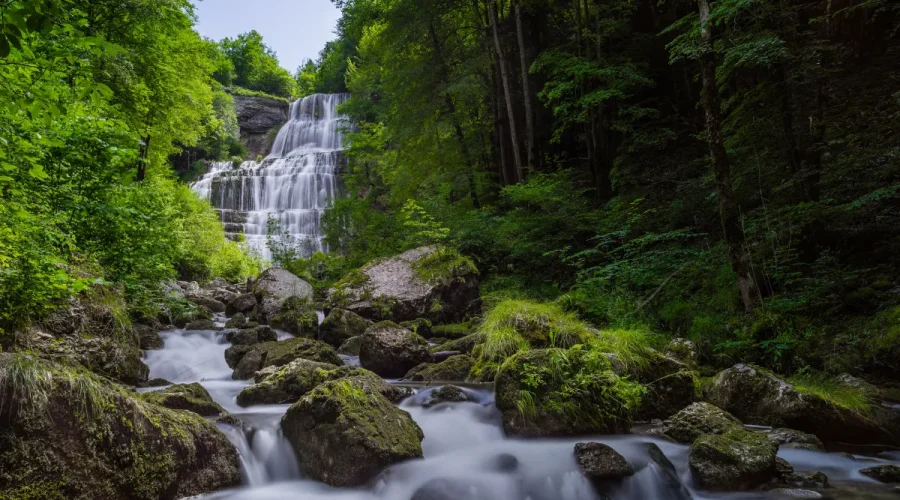 lieu-naturel-emblematique-dans-le-jura-decouvrez-toute-la-beaute-de-ces-cascades-incroyables